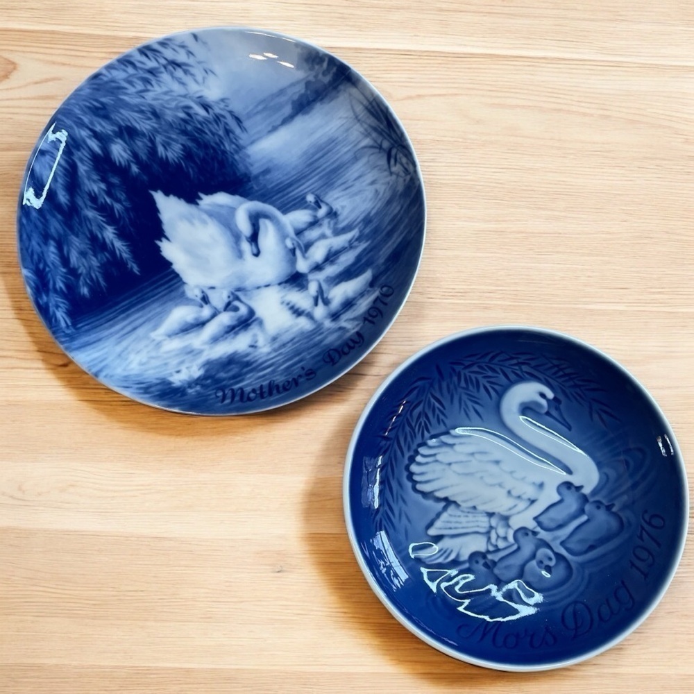 Two blue Mothers Day plates from the 1970’s, both feature swan and signets, EUC - Picture 2 of 6